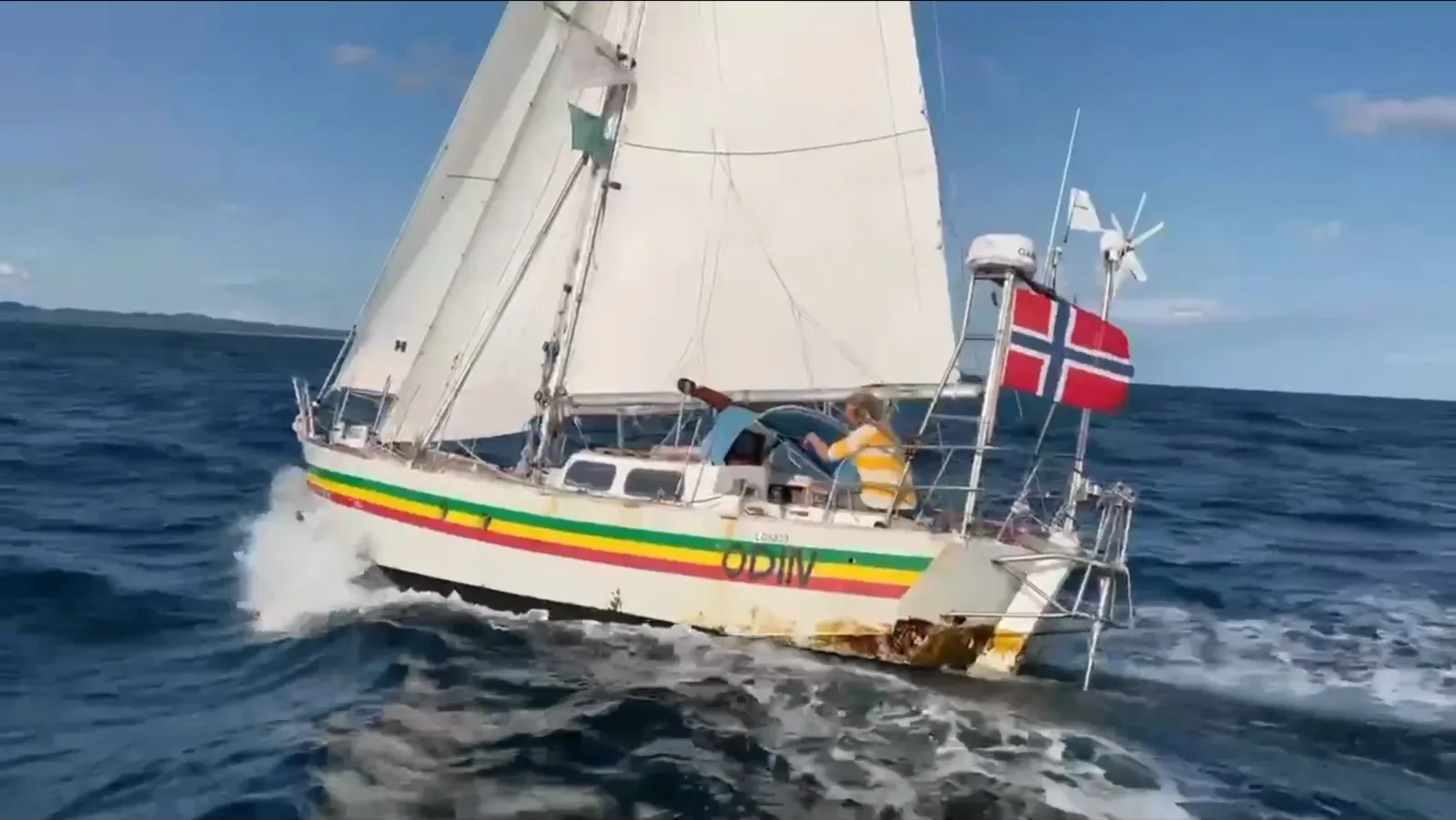 Seilbåten Odin under seil på åpent hav